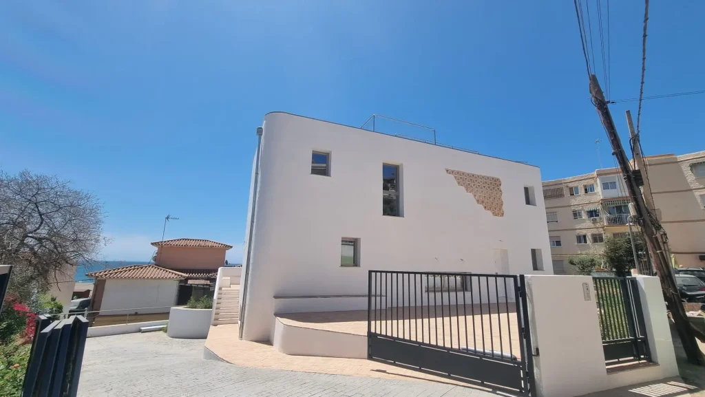 Casa bioclimática frente al mar en Rincón de la Victoria (Málaga), diseñada para aprovechar la brisa marina