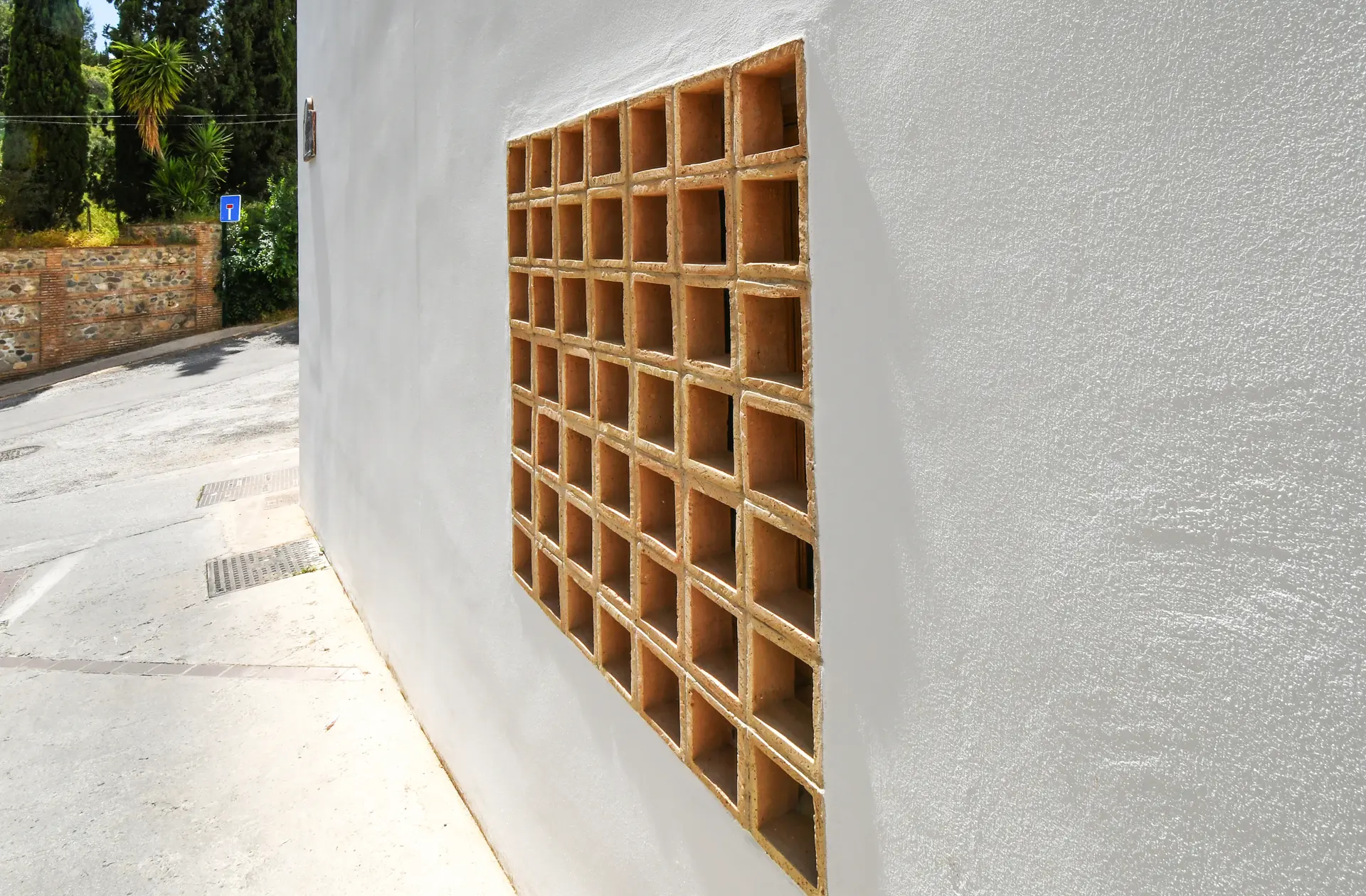 Celosía de madera en un muro encalado de la casa cueva de la Bola de Oro (Granada)