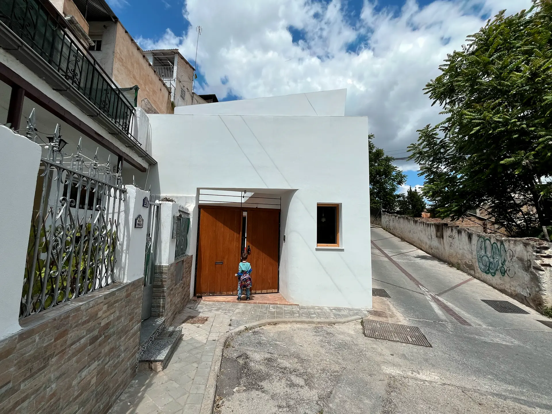 Fachada y entrada desde la calle de la casa cueva de la Bola de Oro (Granada)