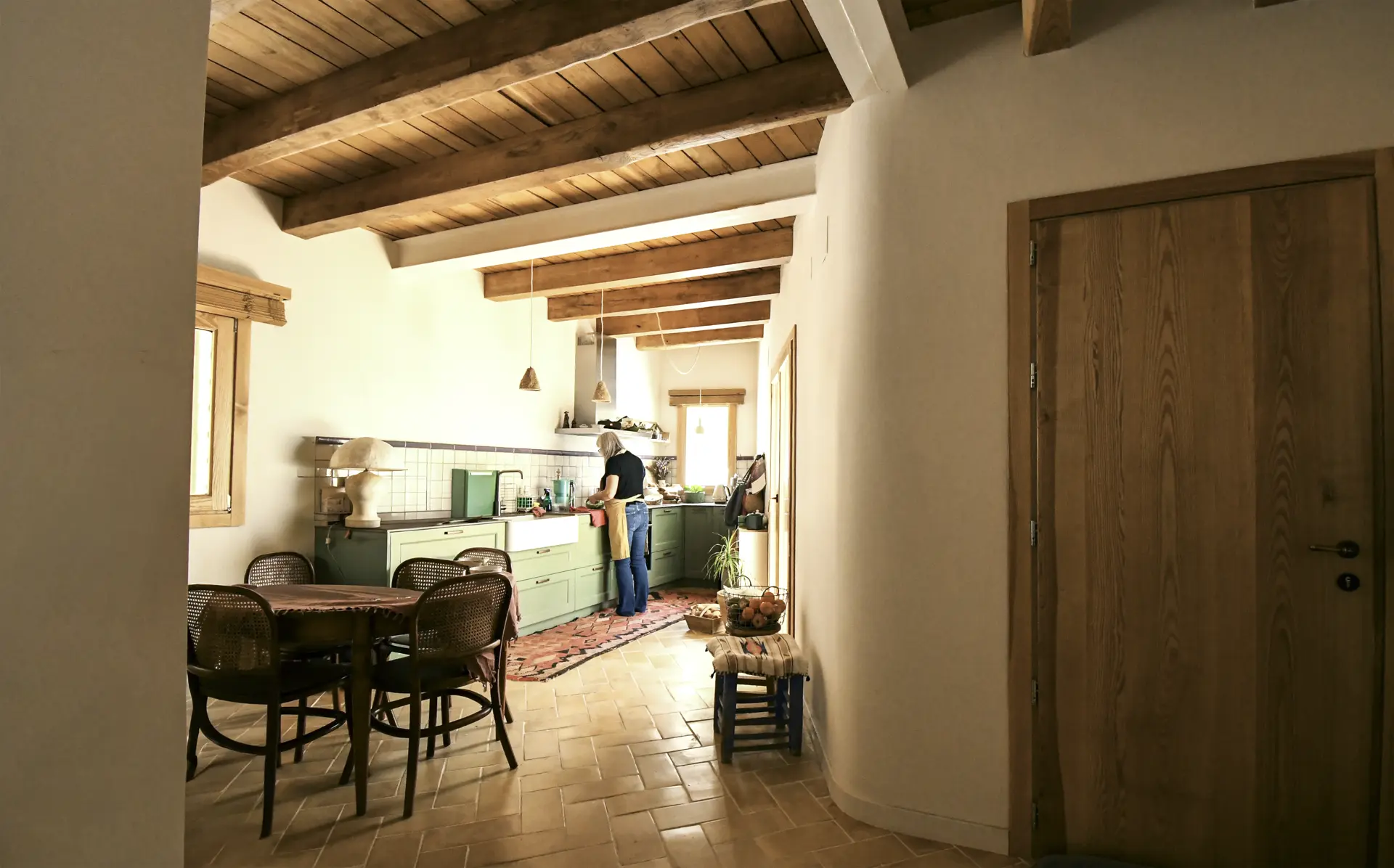 Cocina-comedor con vigas de madera de la casa cueva de la Bola de Oro (Granada)