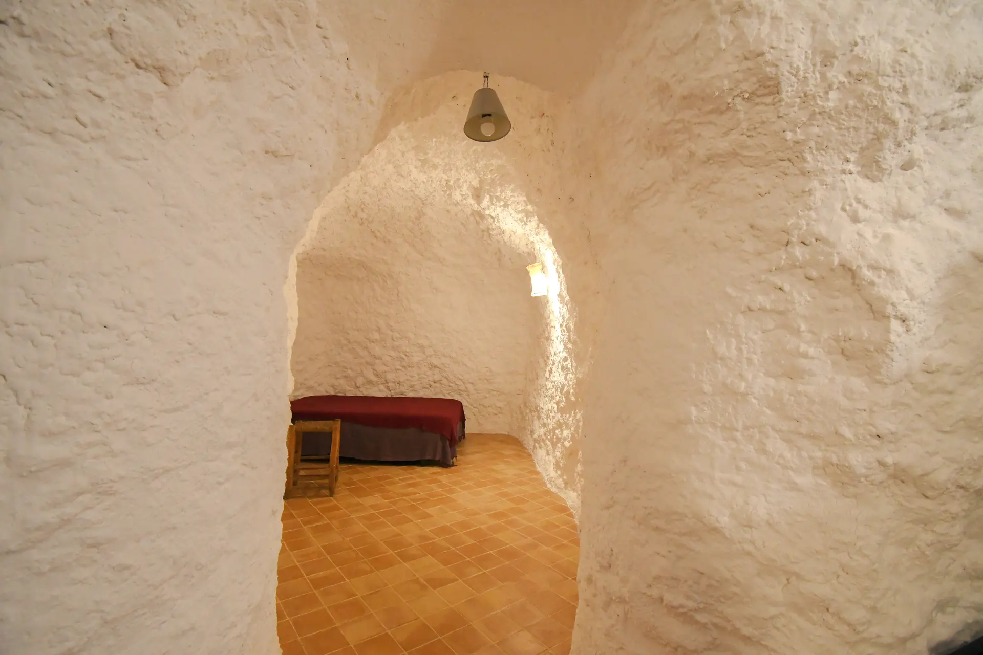 Estancia excavada y encalada de la casa cueva de la Bola de Oro (Granada)