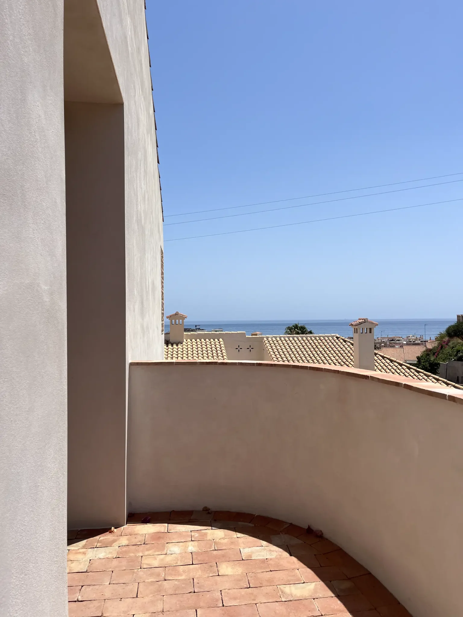 Terraza curva con vistas al mar de la casa bioclimática de La Cala del Moral