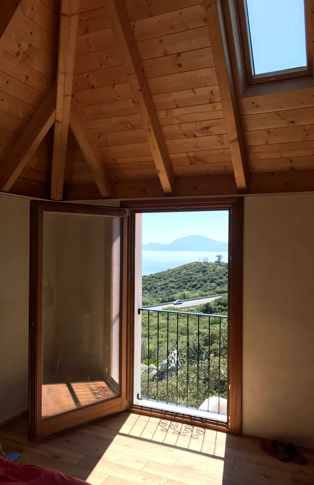 Dormitorio de la casa neo-vernácula en Tarifa (Cádiz)