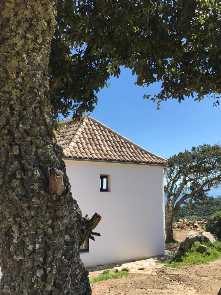 Esquina exterior de la casa neo-vernácula de Tarifa (Cádiz), inspirada en la arquitectura del Estrecho