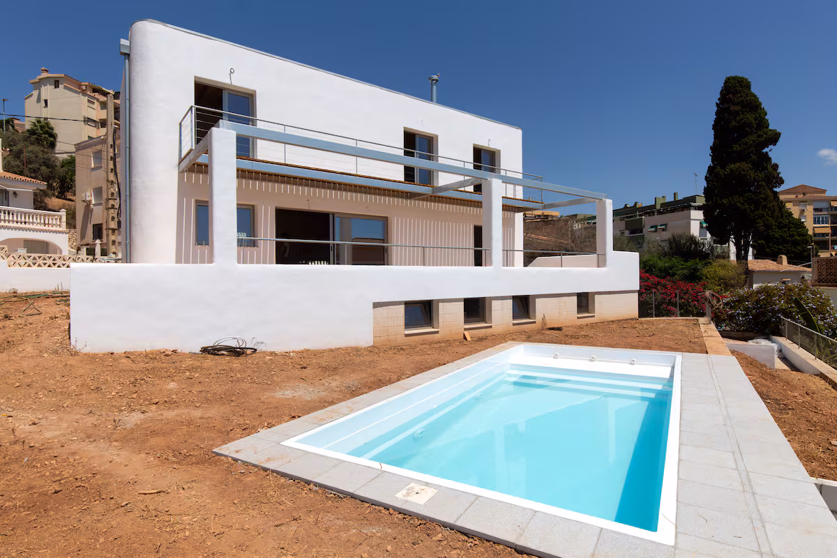 Casa bioclimática blanca con piscina en Málaga que no necesita aire acondicionado